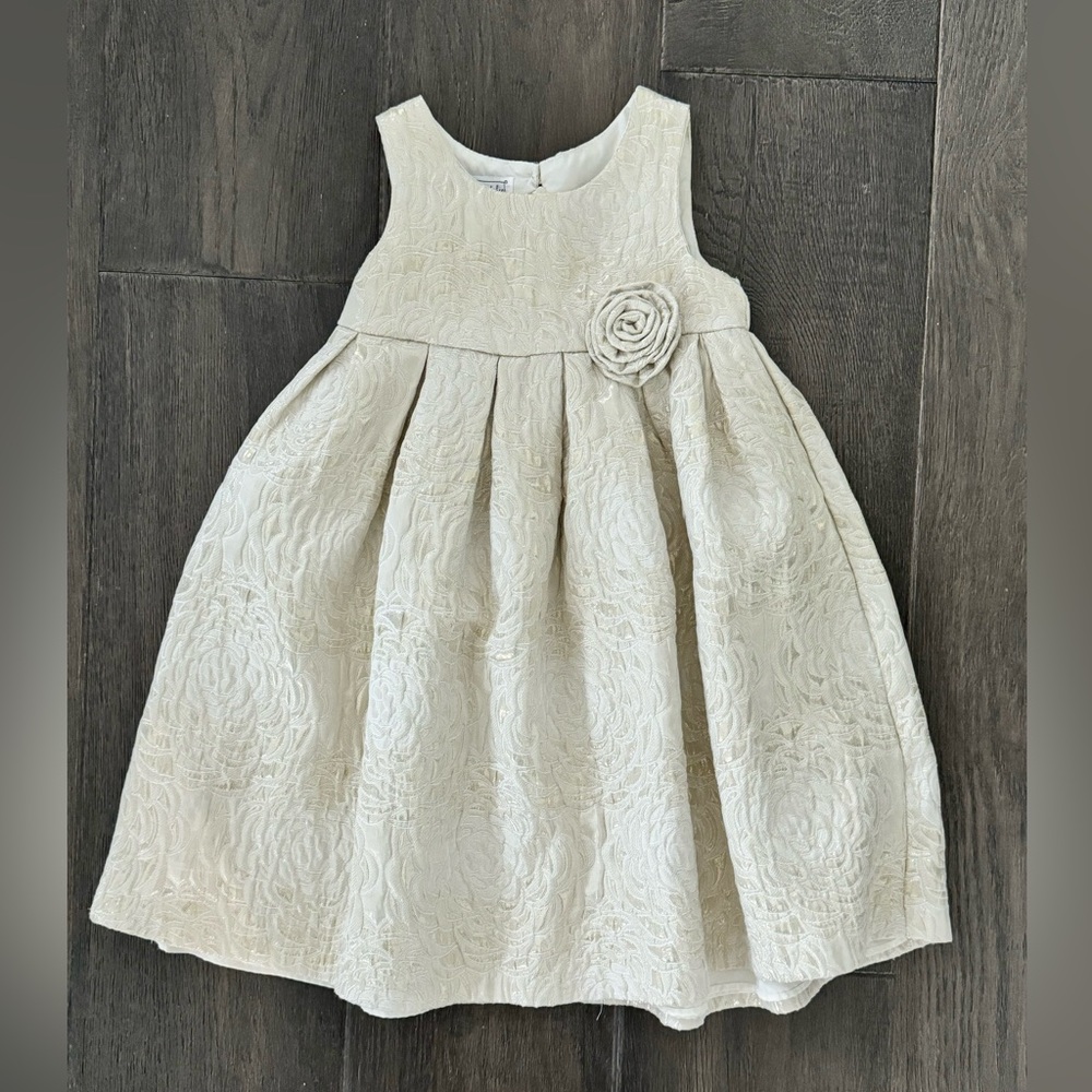Pippa & Julie Girls Sleeveless Ivory/Gold Metallic Dress w/Rosette - size 5